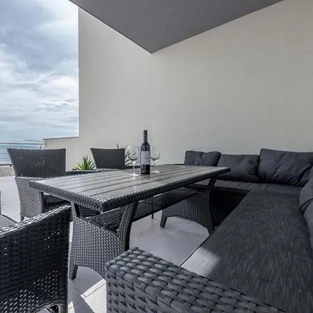 Апартаменты Theo Seaview *